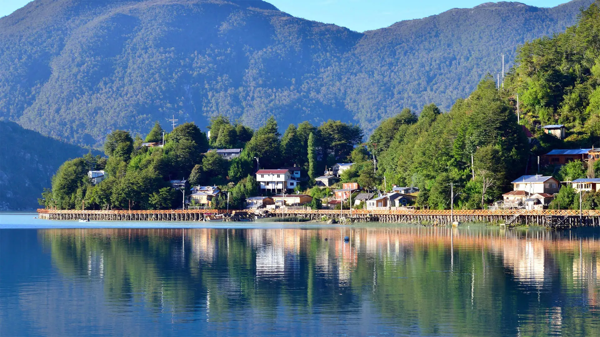 Caleta Tortel desde los fiordos Chilenos