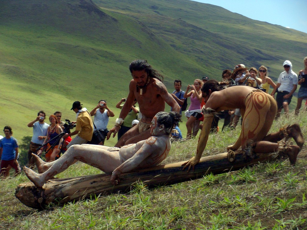 Descente sur un tronc lors du festival Tapati ile de Pâques