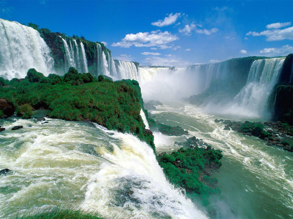 Les Chutes d'Iguazú est une autre merveille que se partagent l'Argentine et le Brésil