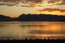 Puesta de sol sobre el lago Nahuel Huapi en San Carlos de Bariloche