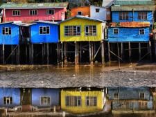 Coloridas casas de la isla de Chiloé en Chile