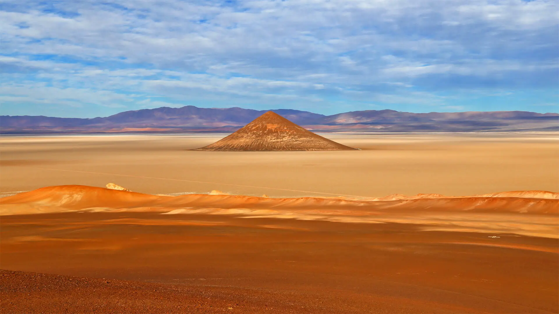 Pyramide naturelle d'Arita dans le désert de Arizaro en Argentine